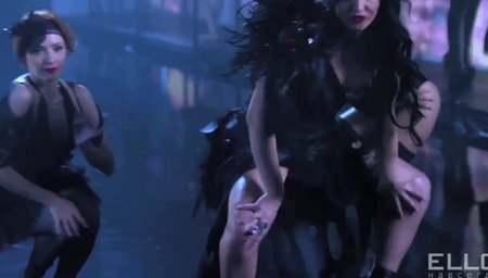 камалiя сидить "на картанах" чи то на клозєті